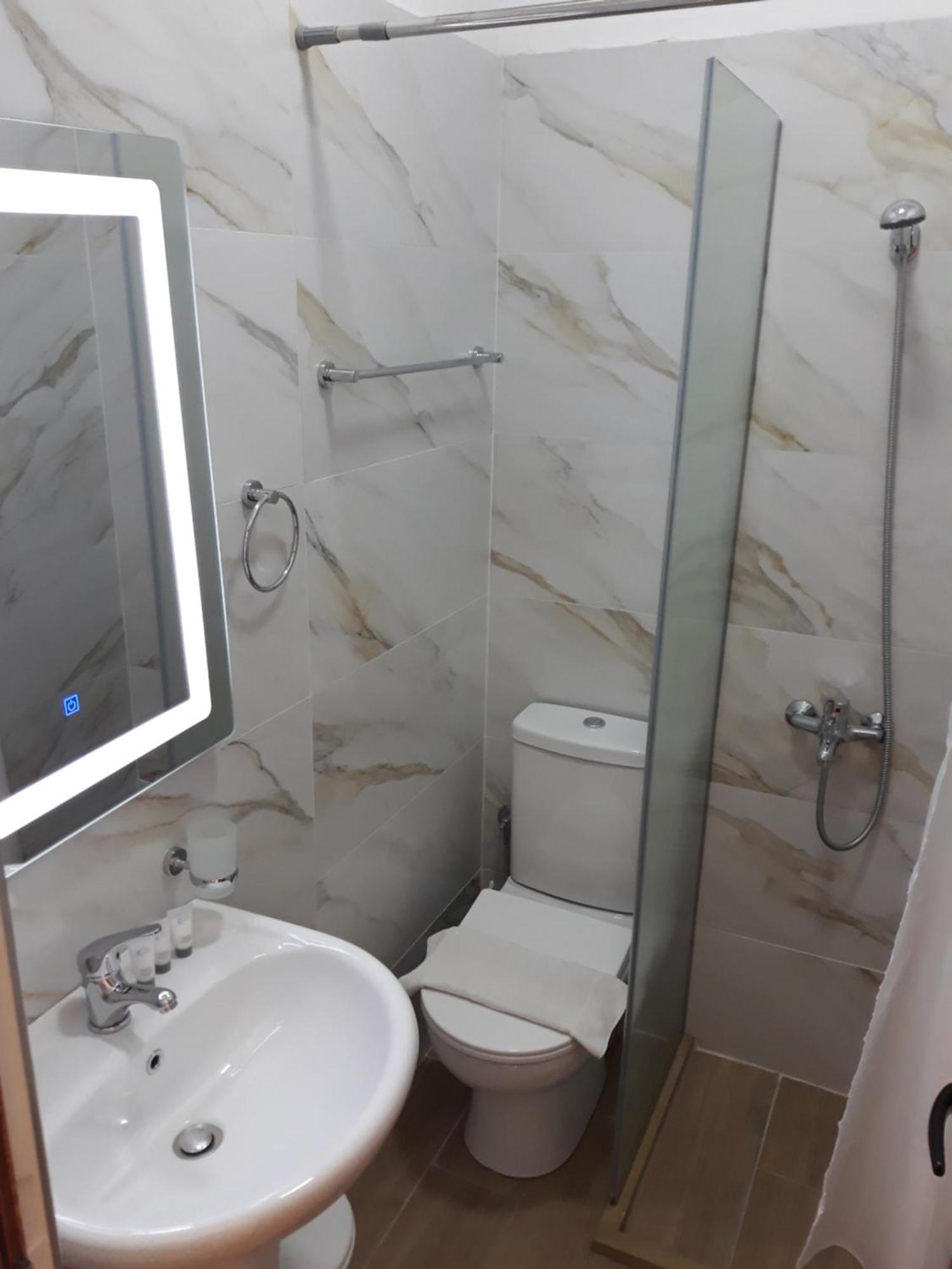Qiqi Hotel Gjirokastër Buitenkant foto